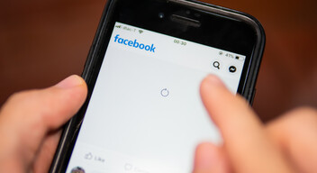 A felhasználók szerda reggel világszerte azt tapasztalták, hogy a Facebook kezdőoldalán idegen emberek írásait látják, akik híres személyiségek profilján osztottak meg bejegyzéseket. 