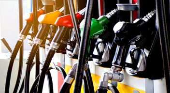 Az üzemanyagok fogyasztói árait a 32. héten a 31. héthez képest a 95-ös és a 98-as oktánszámú benzin, a cseppfolyósított gáz (LPG) és a nafta alacsonyabb árai befolyásolták. 