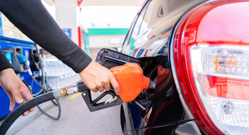 Mától Horvátországban államilag szabályozzák az üzemanyag árát a benzinkutak 94 százalékán. A kormányzati intézkedés ideiglenesen két hétig érvényes.