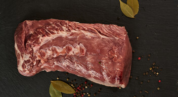A vörös húsokat gyakran a szív egészsége érdekében orvosi javaslatra szükséges elhagyni, a dietetikusok szerint pedig legfeljebb heti kétszer, maximum 170 grammot szabad fogyasztani belőlük. A vörös húsokban található B-vitamin, cink és vas fontos szerepet tölt be szervezetünk működésében. Vásárláskor azonban érdemes a soványabb darabokat választani. 