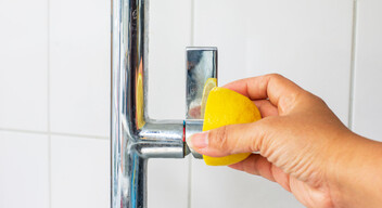 A citrom rendkívül hatékony vízkő és szappanmaradványok feloldására, így a fürdőszoba takarításához bátran használhatjuk. Egy szivacs segítségével vigyük fel az érintett felületekre, vagy víz hozzáadásával töltsük szórófejes palackba, pár percet hagyjuk állni, majd egy nedves ronggyal töröljük le. Figyelem! Ne használjunk citromot aranyozott csaptelepekhez, mert károsíthatja a bevonatukat!