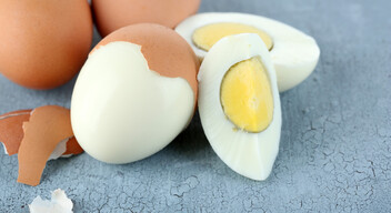 Leginkább akkor szokott zöldes lenni a tojás, amikor megfőzzük. De mégis mitől színeződik el a sárgája és a fehérje közötti rész? → 