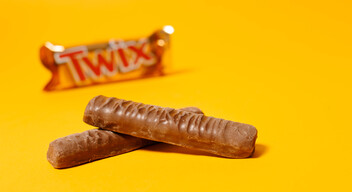 A Twix egy csokoládéval bevont karamellás-kekszes édesség, melyet könnyen megoszthatunk valakivel, akkor is, ha csak egy csomagnyi van nálunk. Éppen ezért feltételezik egyesek, hogy neve a „Twin-bisquit-stix“, azaz kekszrudacska-ikrek szókapcsolatból eredeztethető.
