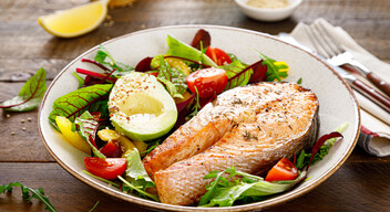 A helyes táplálkozással is hozzájárulhatunk látásunk egészségéhez. Fogyasszunk omega-3-ban, C-vitaminban és E-vitaminban gazdag ételeket, például tonhalat, pisztrángot, szardellát és lazacot. A hal mellett sok zöldség, tojás és citrusfélék is kerüljenek a tányérra!