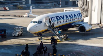 A légitársaságokat - más közlekedési vállalatokhoz hasonlóan - az emelkedő üzemanyagárak sújtják. A repülőgép-üzemanyag ára a tőzsdén 129 százalékkal emelkedett az előző évhez képest - közölte a Denník E. A Ryanair helyzetét ráadásul a még mindig megoldatlan Brexit is nehezíti. 