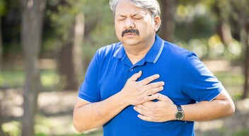 Az úgynevezett angina pectoris-t (mellkasi szorítás, fájdalom) tapasztalók könnyen azt hihetetik, hogy éppen szívinfarktusuk van, de ez nem feltétlenül igaz. Dr. Vaskó Péter kardiológus szerint  az angina pectoris sem veszélytelen: a stabil angina pectoris azt jelenti, hogy a fájdalom mindig ugyanannál az – általában fizikai –  tevékenységnél lép fel, és annak befejeztével a fájdalom is abbamarad.