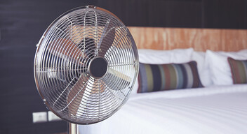 Irányítsa a ventilátort a mennyezet felé, így a hűvös levegő nem kifejezetten Önre irányul, és a frissebb éjszakai levegő megfelelően fog keringeni a szobában.