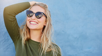 A napszemüveg nemcsak divatos, hanem rendkívül fontos kiegészítő annak érdekében is, hogy megóvjuk a látásunkat. Aki nem hord napszemüvegeket, szeme később hajlamosabb lesz a szürkehályog kialakulására. Az olcsó napszemüvegek helyett lehetőség szerint egy 100% UV-szűrős darabot válasszunk.