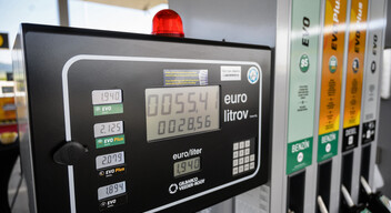 Az agrárminisztérium múlt kedden jelentette be, hogy a kormány 18,5 milliárd forintot (45,5 millió euró) különített el a kis benzinkutak támogatására, a szabályozott áron értékesített üzemanyagra literenként 20 forint (0,05 euró) jár.  