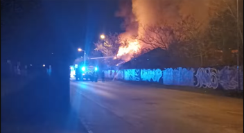 „Ma éjszaka tűzesetet jelentettek Récsén, egy elhagyatott ház kapcsán. A pozsonyi tűzoltók hajnali 1 óra előtt érkeztek. Felmérésük során rájöttek, hogy a tűz már a tetőt is elérte. 