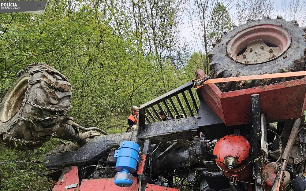 Felborult a traktor, alá szorult egy 44 éves férfi