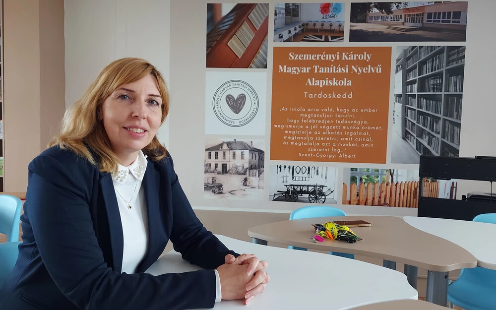 Tóth Szilvia iskolaigazgató az új váltóteremben, ahol rendezvényeket tarthatnak, vendégeket fogadhatnak