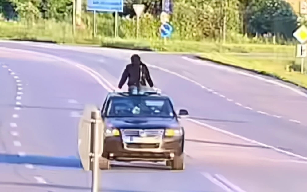 Kiült az autó tetejére, és úgy utazott egy nő – a rendőrök elbántak vele (VIDEÓ)