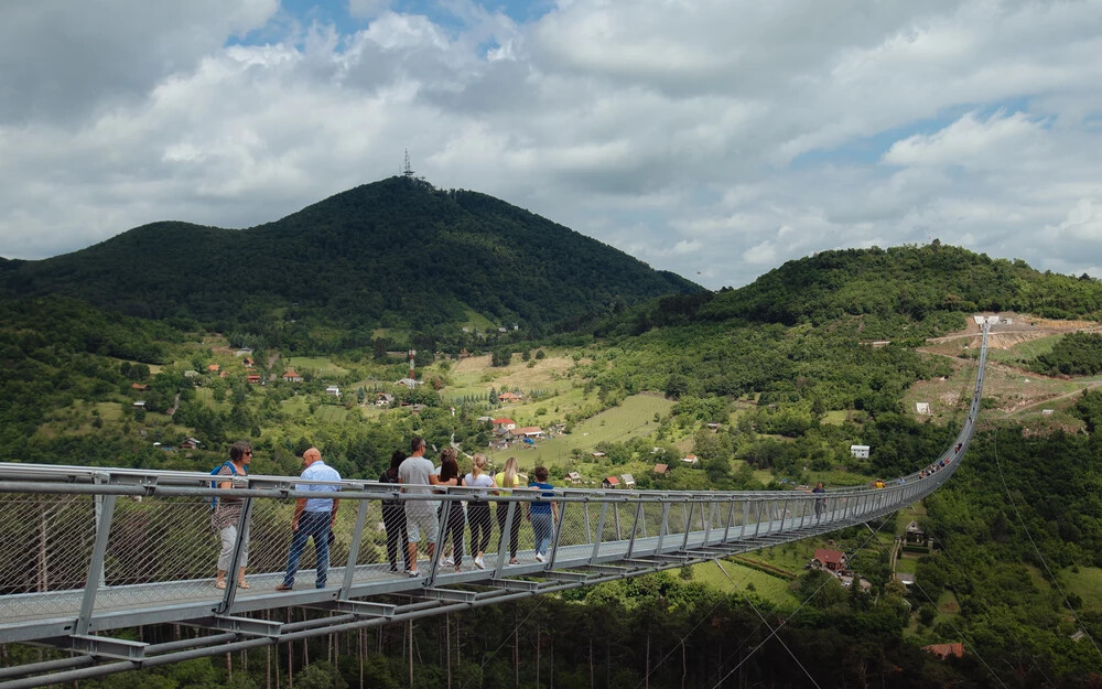 A hídon egyszerre 300 látogató haladhat át egy irányban