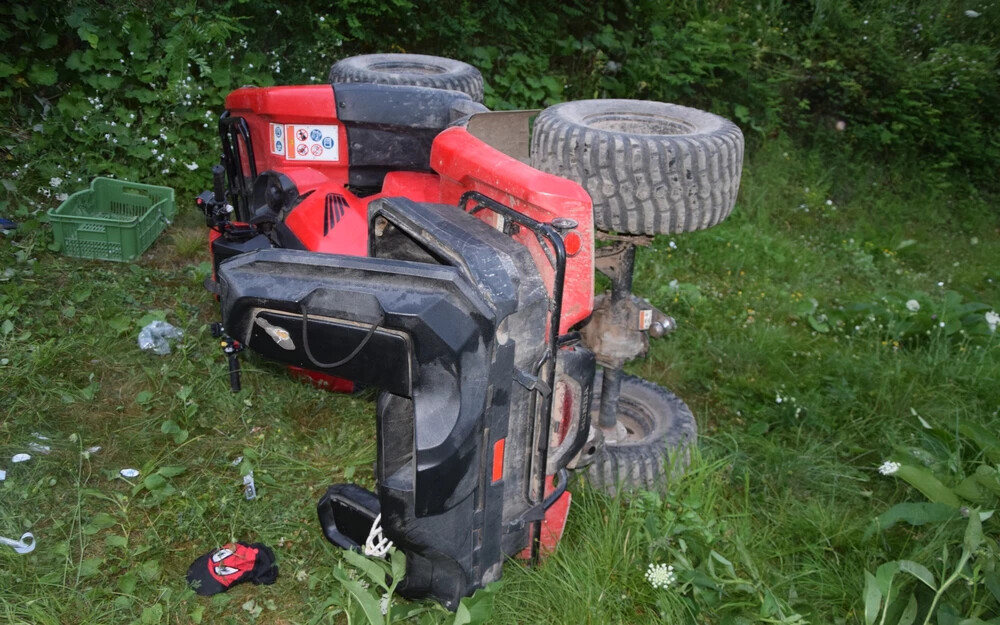 Négyen utaztak a négykerekűn, amikor felborult, minden megsérültek (FOTÓK)