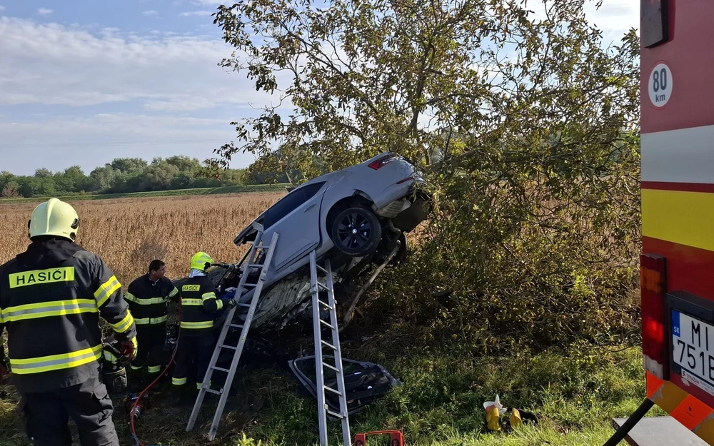 TRAGÉDIA: Egy jobb kanyarban kirepült az útról, fának csapódott a 23 éves sofőr