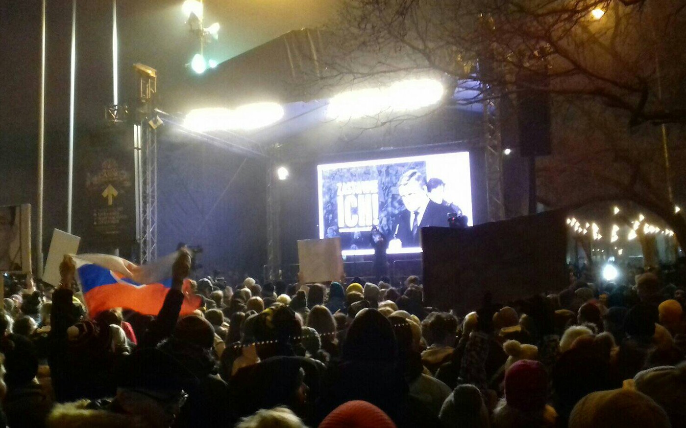 Több ezren tüntetnek Ficóék ellen Pozsonyban és Kassán (ÉLŐ)