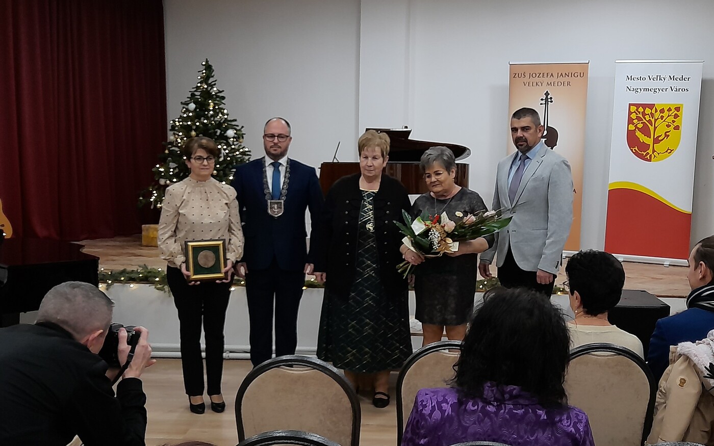 Pro urbe díjat kapott az Iqus Polgári Társulás (KÉPEK és VIDEÓ)