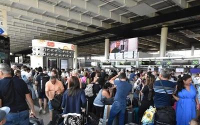 Végül Monikáéknak sikerült megtudniuk egy fiatal cseh nőtől, hogy négy eurós utalványokat osztogatnak a reptéren ételre és italra. Amikor azonban megérkeztek a helyszínre, senki sem volt ott. Végül mégiscsak megkapták az utalványokat, de nem volt könnyű dolguk. Először nem akarták átadni őket az ott dolgozók, mert azt állították, hogy a járat fél óra múlva indul.