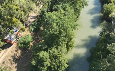 A Kis-Dunába hajtott egy autó, a tűzoltók emelték ki (FOTÓK)