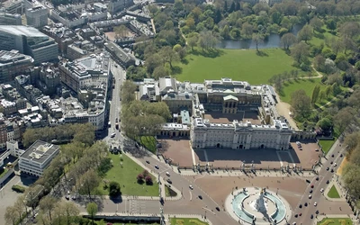 Buckingham-palota: London legismertebb épülete a brit uralkodó hivatalos rezidenciája. Itt rendezik az állami látogatásokat, az ünnepi ceremóniákat és a turisták által is kedvelt őrségváltást. III. Károly király hivatalos londoni székhelye, bár ideje jelentős részét a windsori kastélyban tölti.