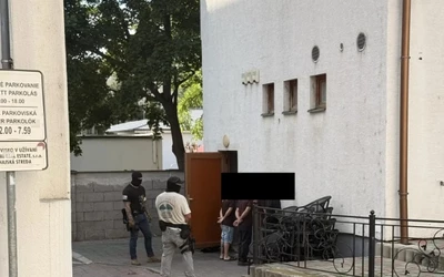 Az előállított személyeket több órán át hallgatták ki, ezért sokan arra számítottak, hogy őrizetben maradnak. Az ügy azonban váratlan fordulatot vett, az eljárási cselekmények befejezése után mind a négy embert szabadon engedték.