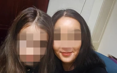 A hatóságok szerint a bűncselekmény elkövetésével a nő volt élettársát gyanúsítják. A nyomozás megállapításai alapján a férfi több késszúrással végzett volt partnerével, majd a lakásban tartózkodó kislányt is megtámadta. A gyermek a gyanú szerint segítséget próbált hívni, de nem tudott elmenekülni.