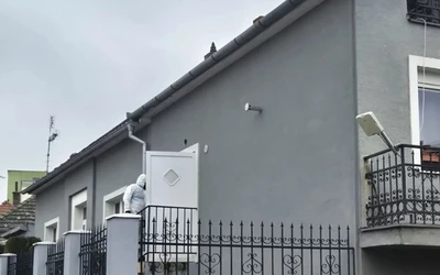 Az ügy iratai szerint a férfi ezt követően átöltözött, majd alkoholt fogyasztott, végül elaludt a házban. A rendőrök később ott vették őrizetbe. A gyanúsított beismerte a bűncselekményt, és azt állította, megbánta tettét, ezután előzetes letartóztatásba került.