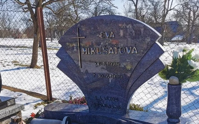 Eva Mikušaťová h olttestét később egy kukoricaföldön találták meg, letakarva, néhány kilométerre az otthonától. A nyomozás szerint az elkövető útközben támadhatta meg a kerékpárral közlekedő nőt. A feltételezések szerint a kukoricásba hurcolta, ahol súlyosan bántalmazta, megerőszakolta, majd megölte. A különös kegyetlenséggel elkövetett bűncselekmény hosszú éveken át megoldatlan maradt.