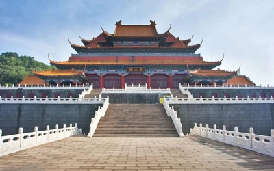 A Tiltott Város: Peking szívében található a világ egyik legnagyobb fennmaradt palotakomplexuma, amely közel ötszáz éven át szolgált a kínai császárok központjaként. Ma UNESCO világörökségi helyszín és a Palotamúzeum működik benne.