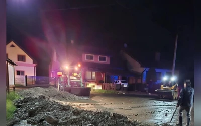 A beszámolók szerint a szupercellaként érkező vihar több utcát, pincét és családi házat elöntött, közben pedig a településre vezető állami út egy szakasza is megrongálódott. A helyi patak kilépett a medréből, a lezúduló víz pedig iszapot, köveket és kavicsot sodort a faluba, amelyek eltömítették a vízelvezető árkokat és átereszeket.