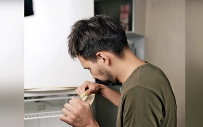 Elhanyagolja az ajtótömítést: ha az ajtó nem zár megfelelően, a hideg levegő kiszökik, a hűtő pedig folyamatosan próbálja pótolni azt. Érdemes rendszeresen megtisztítani a tömítéseket, eltávolítani a morzsákat és szennyeződéseket, valamint időnként ellenőrizni, nem repedezettek vagy deformálódtak-e.
