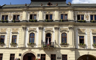 Ma még szebbnek látja Eperjest: nem győzte dicsérni szülővárosát. Elmondása szerint Eperjes ma sokkal rendezettebb és szebb, mint amilyennek fiatal korából emlékezett rá. 