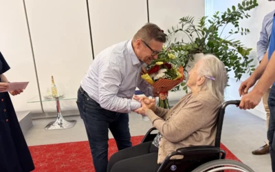 Megható fogadtatás a városházán: František Oľha polgármester virágcsokorral és pénzbeli ajándékkal köszöntötte az ünnepeltet. Amikor átvette a borítékot, mosolyogva csak ennyit mondott: „Veszek magamnak valami szépet.” Kedves válasza mindenkit megnevettetett. 