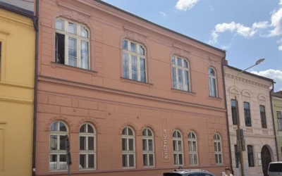 Kiderült, hol született pontosan: az igazi meglepetés csak ezután következett. Branislav Švorc, az eperjesi városháza kulturális osztályának munkatársa utánajárt a régi anyakönyveknek, és kiderítette, hogy Erzsébet a mai megyei könyvtár épületében született, amelyet nemrég díjnyertes felújítással újítottak fel. 