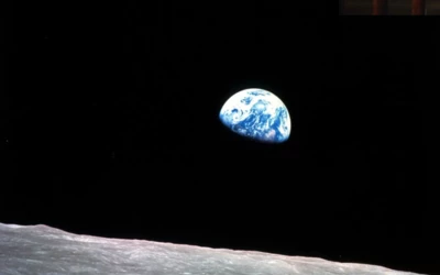 Földkelte (1968): Fotó: William Anders / NASA - a Hold horizontja fölött felkelő Földet az Apollo–8 küldetés során örökítették meg, amely az első ember vezette Hold-küldetés volt. A felvétel először mutatta meg az embereknek bolygónkat úgy, ahogyan addig még soha: apró, törékeny és egyedülálló otthonként a világűr végtelenségében. 
