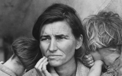 Migráns anya (1936): Fotó: Dorothea Lange - a portré egy aggódó édesanyát és gyermekeit ábrázolja a nagy gazdasági világválság idején. A felvétel egy kaliforniai borsószedő táborban készült, és a szegénység, valamint a bizonytalanság egyik legismertebb jelképévé vált.