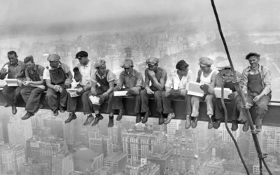 Ebéd a felhőkarcoló tetején (1932): tizenegy munkás ül egy acélgerendán, több száz méterrel New York fölött. A fotó a modern városépítés egyik legismertebb jelképe lett. A Rockefeller Center építése közben készült, és a munkások bátorságát, valamint az ipari fejlődést szimbolizálja. Az építkezés rendkívül veszélyes volt, több munkás is életét vesztette a munkálatok során. A gerendán ülő férfiak személyazonossága máig nem ismert. 