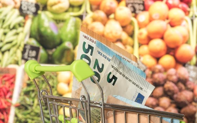 A drágulás egy része már most is érzékelhető. Az elmúlt egy évben a gabonából készült termékek ára több mint négy százalékkal nőtt, a gyümölcsök is drágábbak lettek, miközben a tejtermékek ára ugyan még magasabb a tavalyinál, de az utóbbi hetekben enyhe csökkenés mutatkozott.
