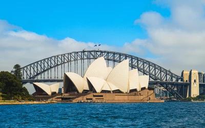 Sydney: A negyedik helyen végzett ausztrál város az egészségügyi ellátás és az oktatás terén is kiemelkedő eredményt ért el. Egyik legnagyobb előnye, hogy a modern nagyvárosi környezet mellett strandok, nemzeti parkok és természeti területek is könnyen elérhetők.