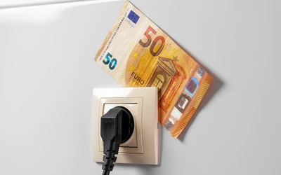 Az állam az év során több részletben utalja vagy kézbesíti az összeget, a következő kifizetés szeptemberben várható, míg a fennmaradó rész az év végéig érkezik meg. A legfeljebb 20 eurós támogatást egy összegben kézbesíti a posta. Jelentős változás lépett életbe a több ingatlannal rendelkező tulajdonosok esetében.
