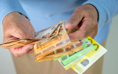 A nyugdíjak összegének kiszámítása Szlovákiában több tényezőtől függ. Fontos szerepet játszik a ledolgozott évek száma, a korábbi keresetek és a befizetett társadalombiztosítási járulékok összege. A 2026-ban nyugdíjba vonulók esetében az egyik legfontosabb számítási alap az aktuális nyugdíjérték, amely 19,7633 euróra emelkedett a 2025-ös 18,7434 euróról. 