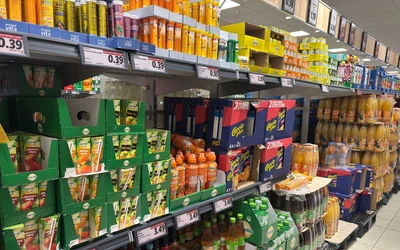 A visszahívás a 16 darabos készletet érinti, amelyet a Lidl szlovákiai üzleteiben 2026. január 15-től forgalmaztak. A gyártó szerint a problémát a zsanér környékén található alkatrészek meghibásodása okozhatja. Az intézkedés kizárólag a meghatározott EAN- és IAN-számmal, valamint a 2025 júliusában és augusztusában gyártott termékekre vonatkozik. 