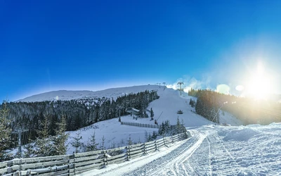 Ha a mostani előrejelzések beigazolódnak, december és február között az átlagosnál magasabb hőmérséklet, valamint kevesebb havazás jellemezheti az időjárást. Ez elsősorban az alacsonyabban fekvő területeken élők és a téli sportok kedvelői számára jelenthet kedvezőtlen hírt.