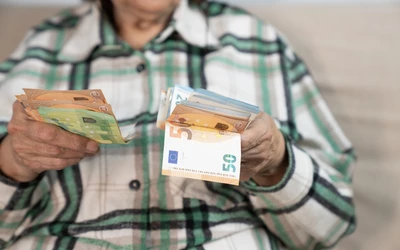 A nyugdíjasoknak a jövőben sem kell külön kérelmet benyújtaniuk az emeléshez. A biztosító automatikusan állapítja meg a magasabb összeget, amelyet a januári nyugdíjkifizetéssel együtt utalnak. Az indexálás az öregségi, a korkedvezményes, a rokkantsági és özvegyi nyugdíjakat is érinti.