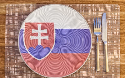 Pozsonyban egy hagyományos szlovák éttermet választottak, ahol juhtúrós galuskát, juhtúrós pirogot és marhahúst rendeltek gombóccal, italokkal együtt. A háromfős ebéd végösszege 55,40 euró lett, vagyis mindössze 1,55 euróval került kevesebbe, mint Bécsben. A család elmondása szerint az út során itt ízlettek nekik a legjobban a helyi specialitások. 