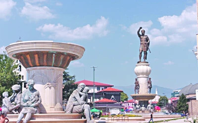 Előtérben a Macedón anyák emlékműve, mögötte II. Fülöp szobra, akit a politikai korrektség jegyében már csak Harcosnak hívnak