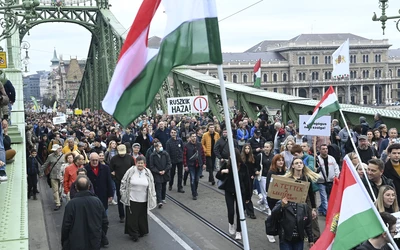 Több ezren tüntetnek Budapesten a jobb oktatásért