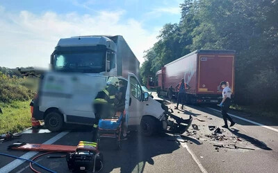 TRAGIKUS BALESET: Egy furgon és egy kamion ütközött, többen megsérültek, egy személy elhunyt
