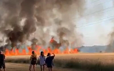 VIDEÓ: Hatalmas lángokkal ég a gabonamező Nagyszombatban